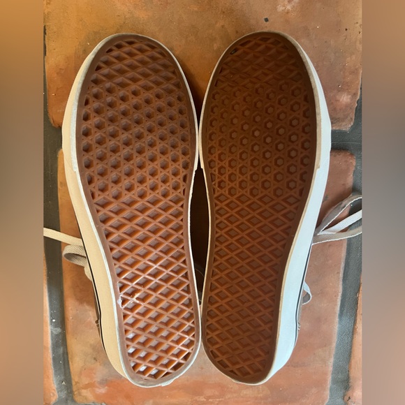 Vans. Only worn once. Size: women’s: 9.5/men’s: 8 - Picture 5 of 6